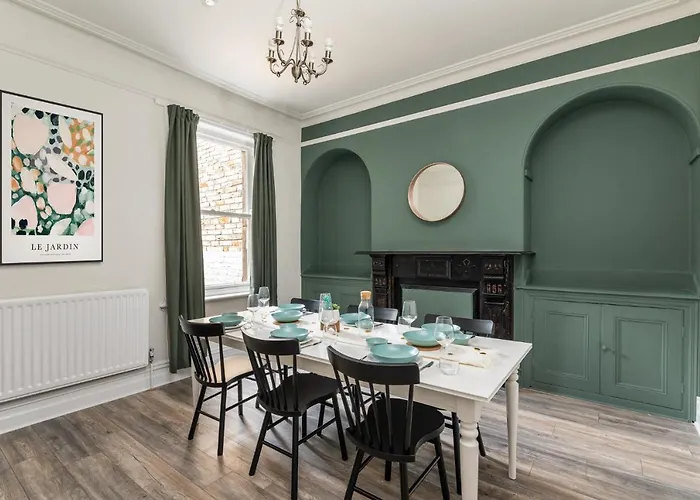 בית נופש Stunning House By Yorksha